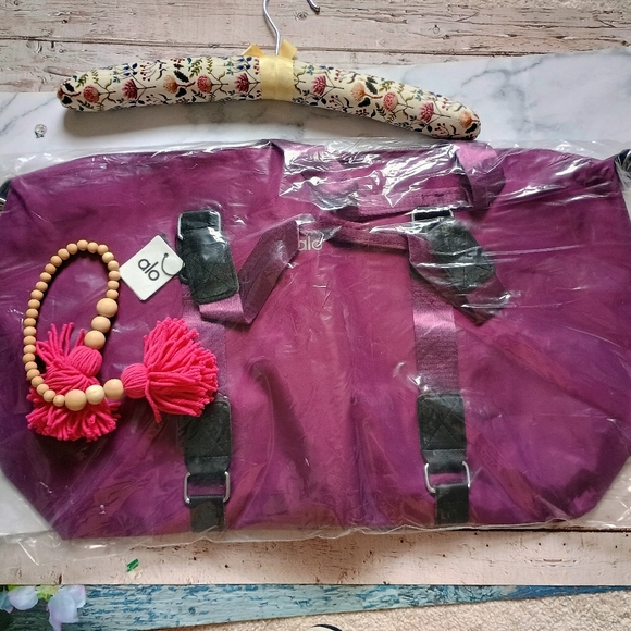 Alo Yoga Gym Duffle Travel Bag Tote Oversized Purple - Picture 6 of 7